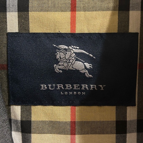Burberry London Women’s Collared Grey Zip Up Jacket with Plaid Lining - S - Picture 3 of 10
